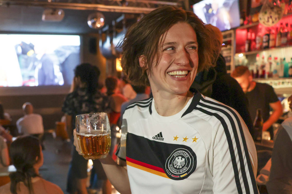Die Berliner Gastronomen nutzten die Fußball-EM der Frauen zunehmend zum Public Viewing und hoffen auf großen Andrang beim Finale am Sonntag.