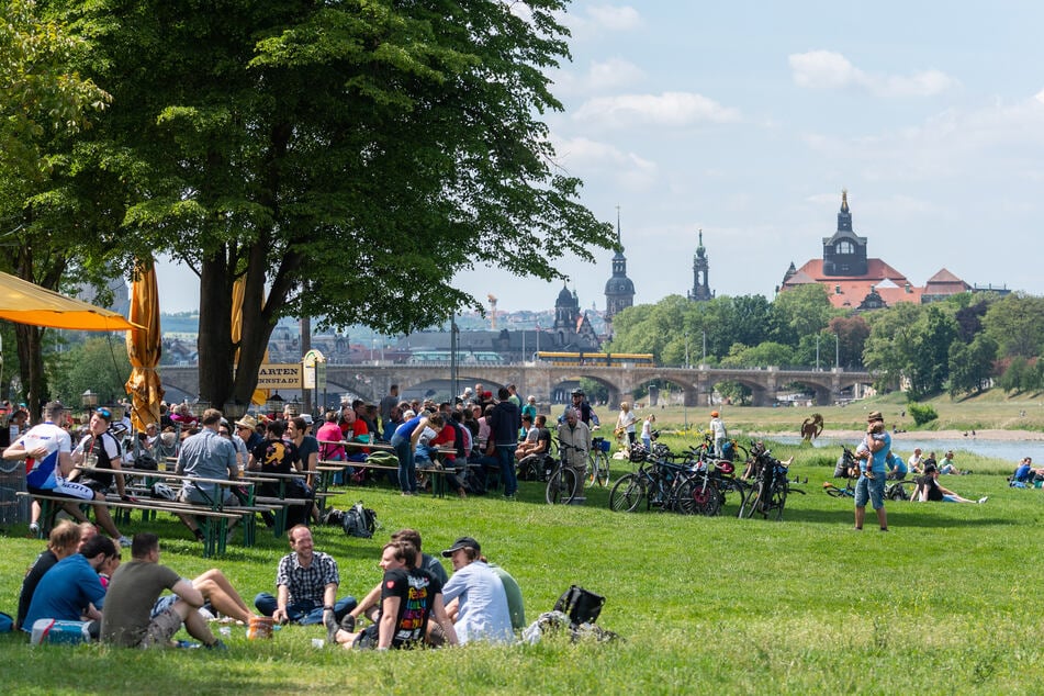 Zahlreiche Besucher sitzen am Vatertag, auch Herrentag genannt, an der Elbe in und an einem Biergarten. Auch an Christi Himmelfahrt gelten die wegen der Corona-Pandemie verfügten Kontaktbeschränkungen.