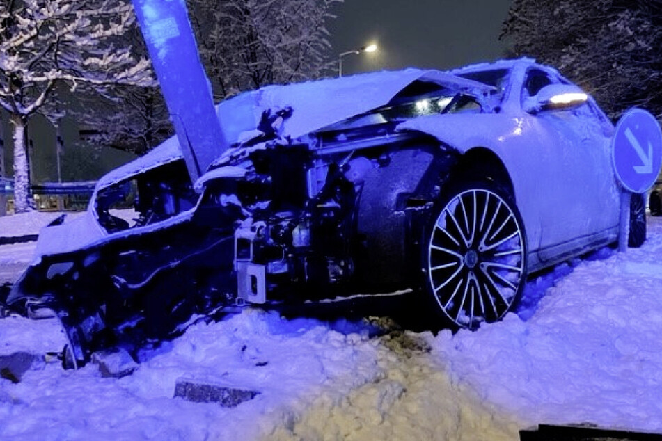 Der 54-Jährige hatte auf der winterglatten Straße die Kontrolle über seinen Mercedes verloren und den Wagen schließlich an einen Laternenmast gesetzt.