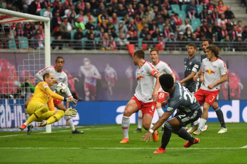 Peter Gulacsi pariert die Volleyabnahme von Serge Gnabry.