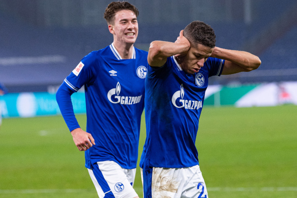 Schalkes Amine Harit jubelt mit Matthew Hoppe über seinen Treffer zum 4:0.