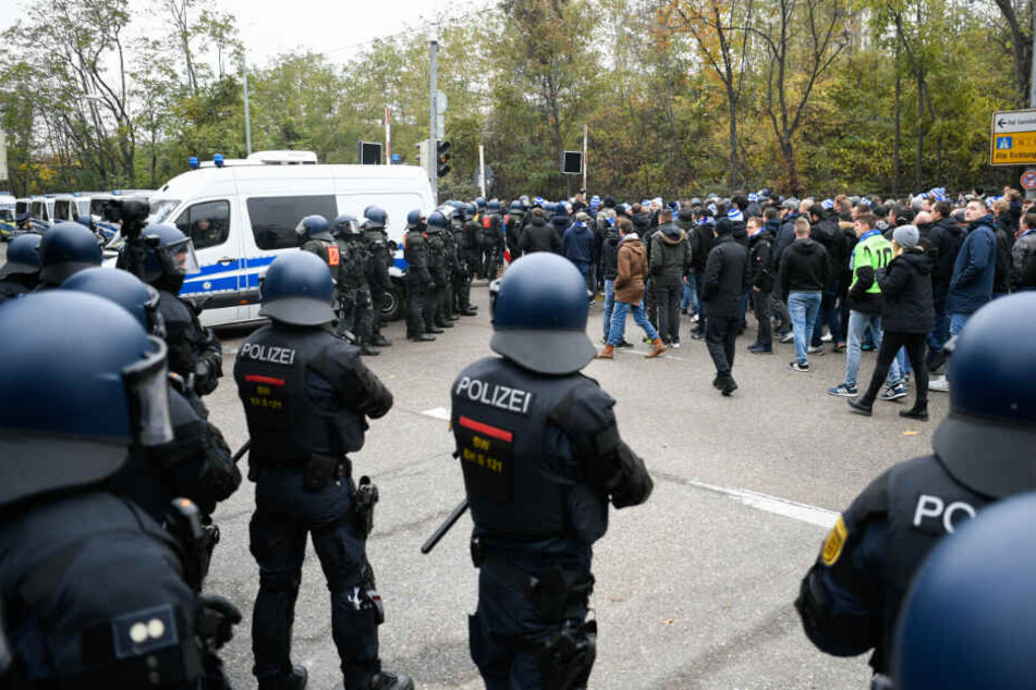 24. November: Polizisten begleiten die KSC-Fans zum Stuttgarter Stadion.
