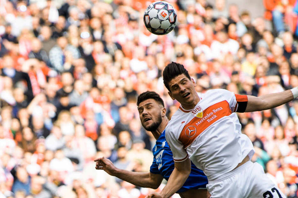 Kopfball-Duell zwischen VfB-Star Mario Gomez (r.) und TSG-Mann Ermin Bicakcic.