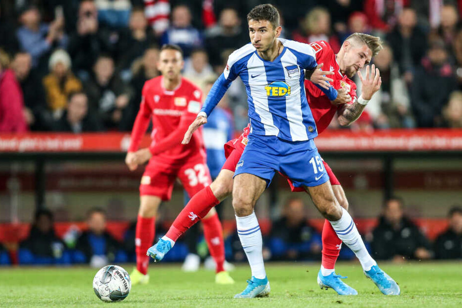 Herthas Marko Grujic und Unions Robert Andrich im Zweikampf.