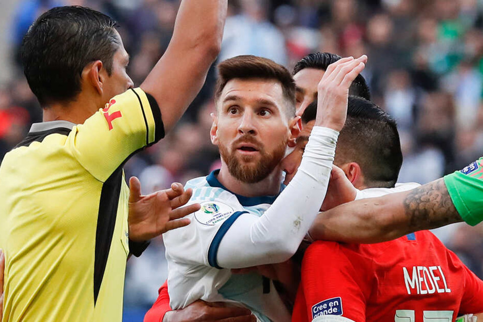 Noch im Clinch mit Medel blickt Messi den Schiedsrichter aufgrund seines Platzverweises ungläubig an.