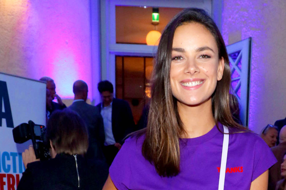So kennen ihre Fans Janina Uhse (28): Jetzt hat die Schauspielerin ein ganzes Stück Haar gelassen.