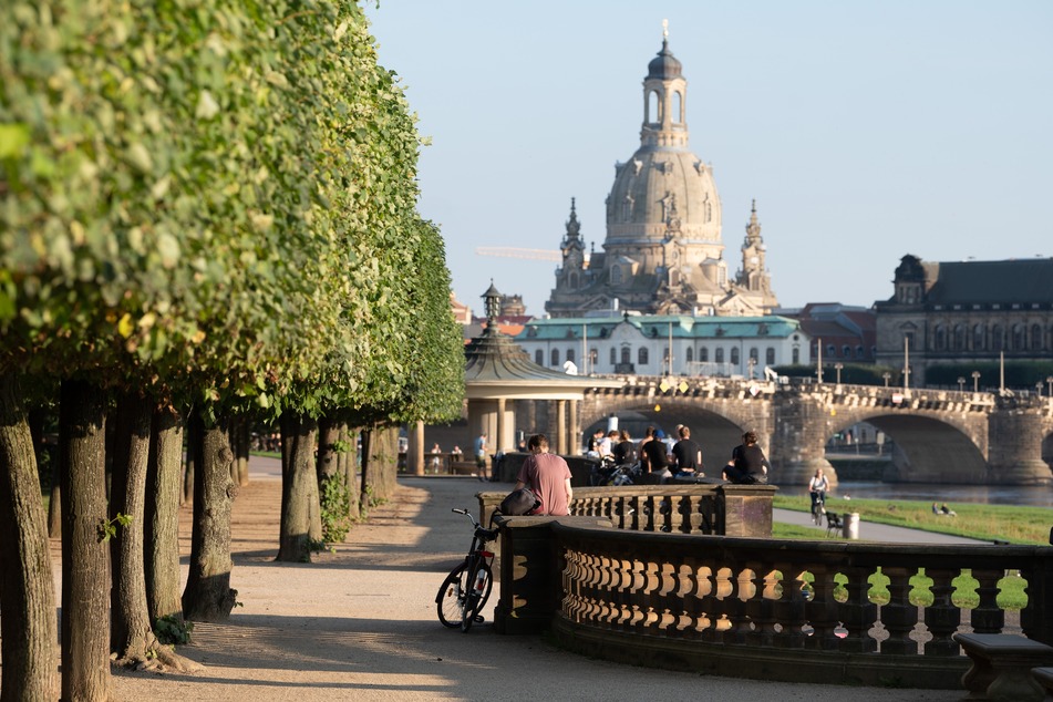 In Dresden genießen die Leute den Spätsommer.