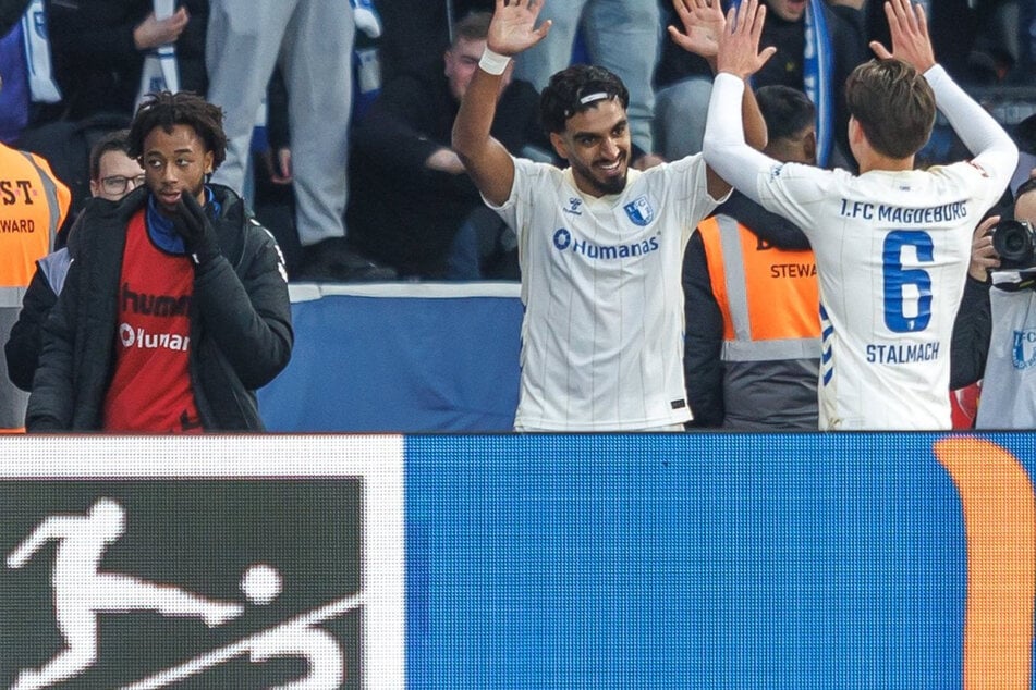 Rayan Ghrieb (26, m.) kann nach seinem Sturz mit Teamkollege Dariusz Stalmach (20, r.) lachen.