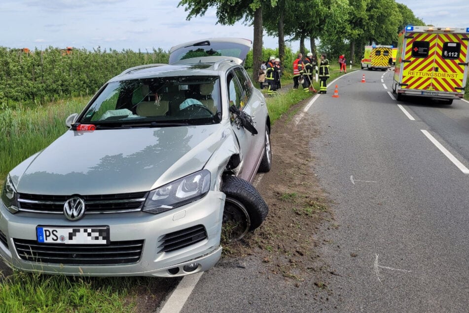 Auch der VW Touareg des 29-Jährigen wurde bei der Kollision stark beschädigt. Der Wagen war nicht mehr fahrbereit.