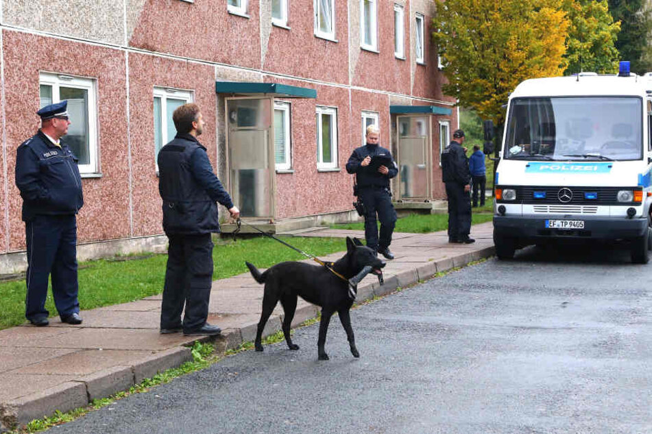 Die Polizei durchsuchte Wohnungen in Suhl mit Spregstoffhunden.