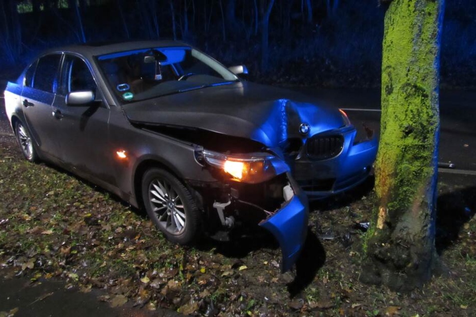 Der BMW-Fahrer verlor die Kontrolle und prallte gegen einen Baum.