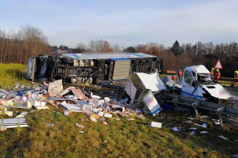 Die Unfallstelle am Mittwochmorgen. Rechts der zerstörte Kleintransporter, im Hintergrund der umgekippte Sattelzug.