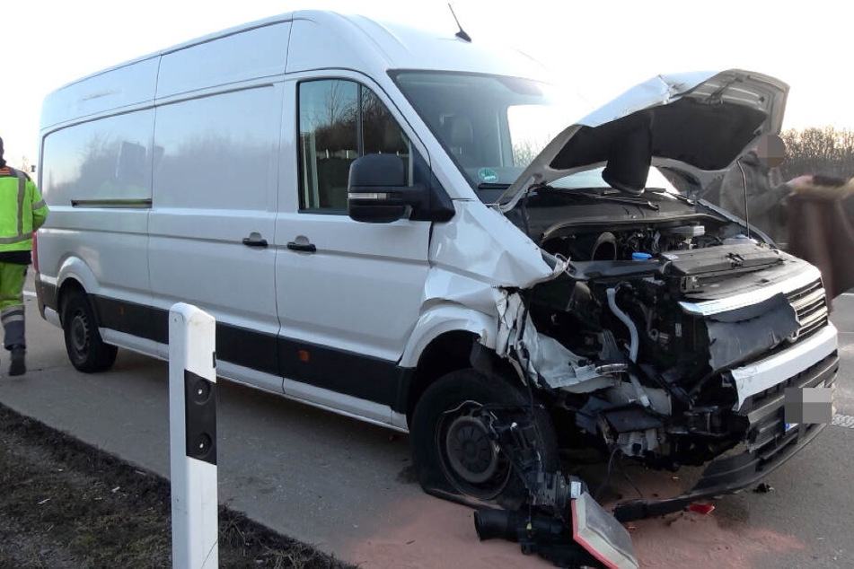 Auch der Transporter wurde durch den Aufprall stark beschädigt.