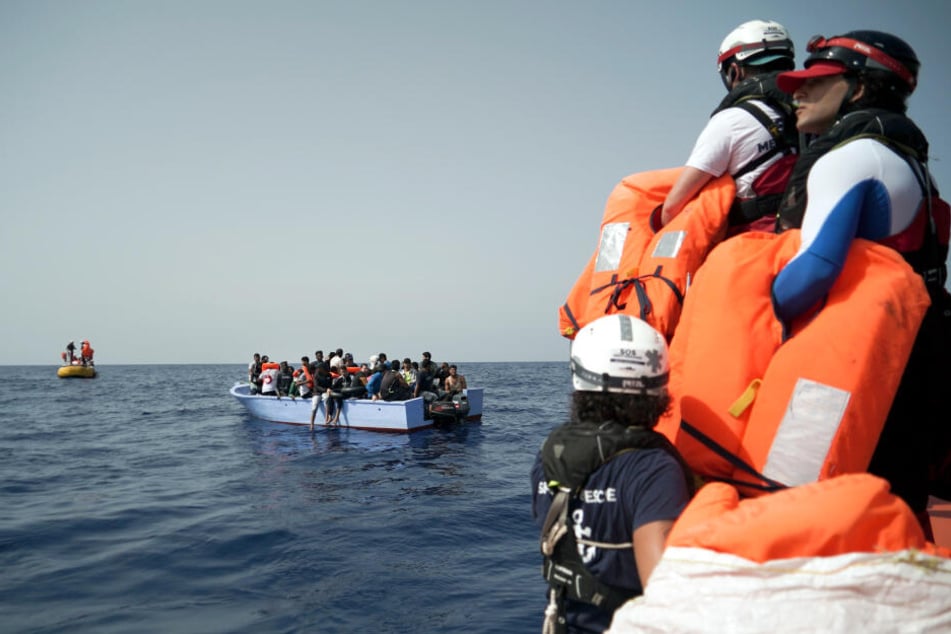 Seenotretter der SOS Mediterranee halten Rettungswesten für die in Seenot geratenen Migranten bereit. Angesichts der Geschehnisse mit Mittelmeer will Müller seine Medaille zurückgeben.