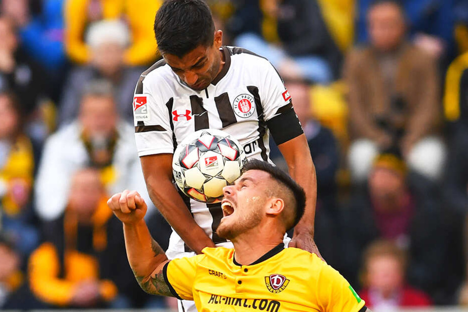 Die Härte der 2. Liga bekam Dario Dumic nicht nur bei diesem Luftkampf gegen St. Paulis Sami Allagui zu spüren. Dabei konnte sich Dynamos Bosnier mit seinen 1,93 Meter durchaus wehren...