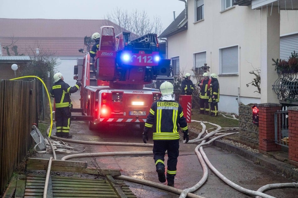 Seit Samstagmorgen ist die Feuerwehr in Laußig im Einsatz, um einen Scheunenbrand zu bekämpfen. Ein Übergreifen auf benachbarte Gebäude konnten die Kameraden bereits verhindern.