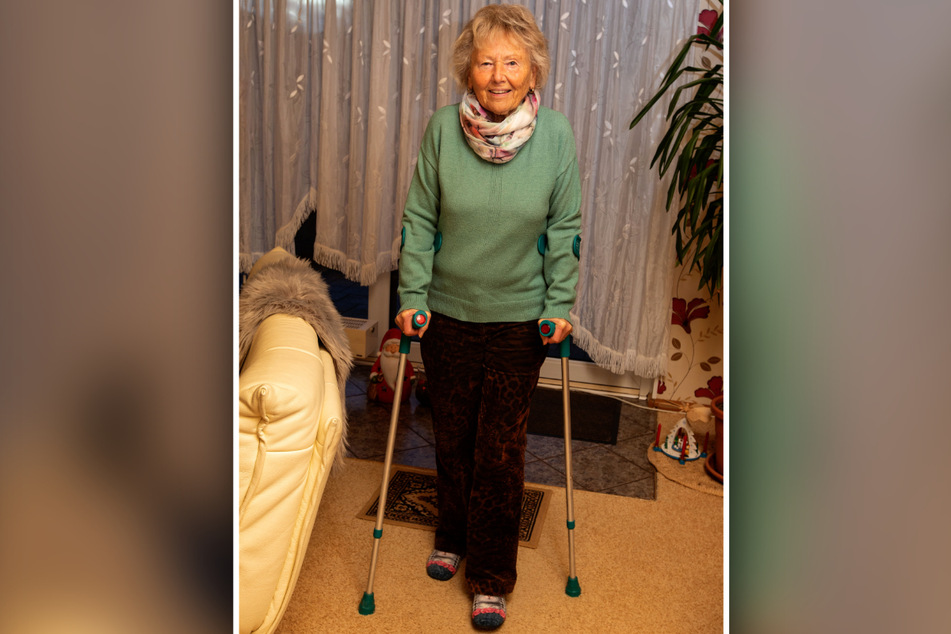 Anita Schwesinger (80) hat nach drei Operationen und sechs Wochen Krankenhaus noch unter den Sturzfolgen zu leiden.