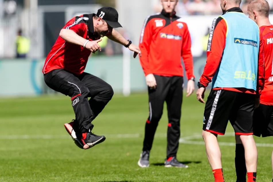 Nach dem Sieg gegen Holstein Kiel, machte SCP-Trainer Steffen Baumgart einen Luftsprung.