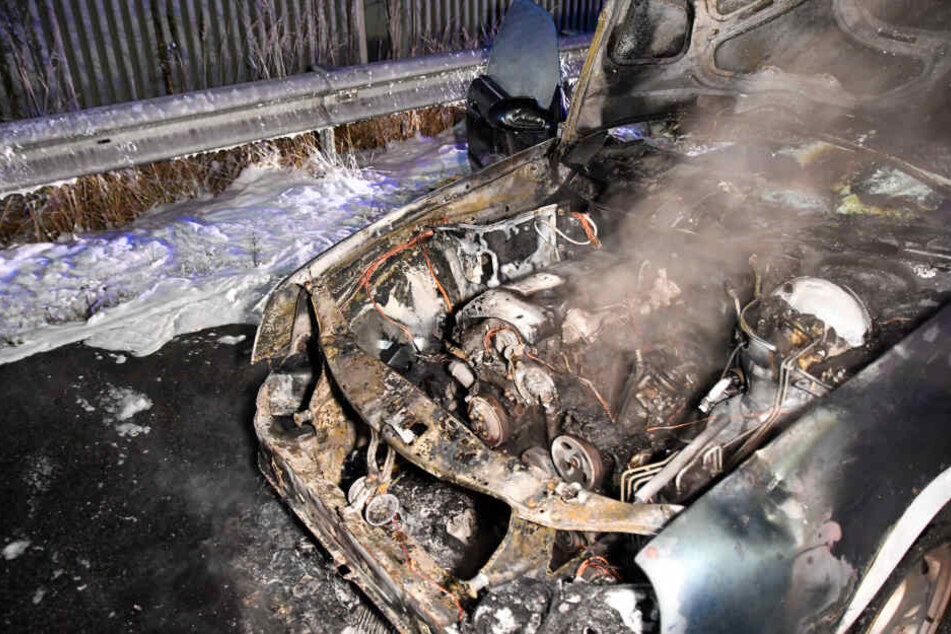 Das Fahrzeug wurde durch die Flammen komplett zerstört.