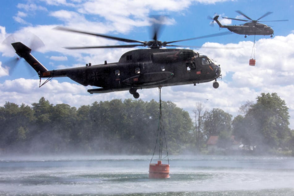 Die Bundeswehr unterstützt den Kampf gegen den Waldbrand bei Lübtheen. Zwei Hubschrauber vom Typ CH53 nehmen jeweils 5000 Liter Wasser in einem See auf.
