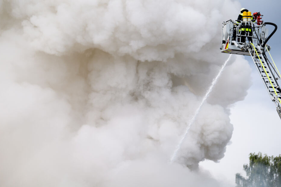 Die Feuerwehr löscht ein Feuer auf einem Recyclinghof im Stadtteil Aubing-Lochhausen. Die Feuerwehr ist seit der Nacht mit rund 100 Einsatzkräften im Einsatz.