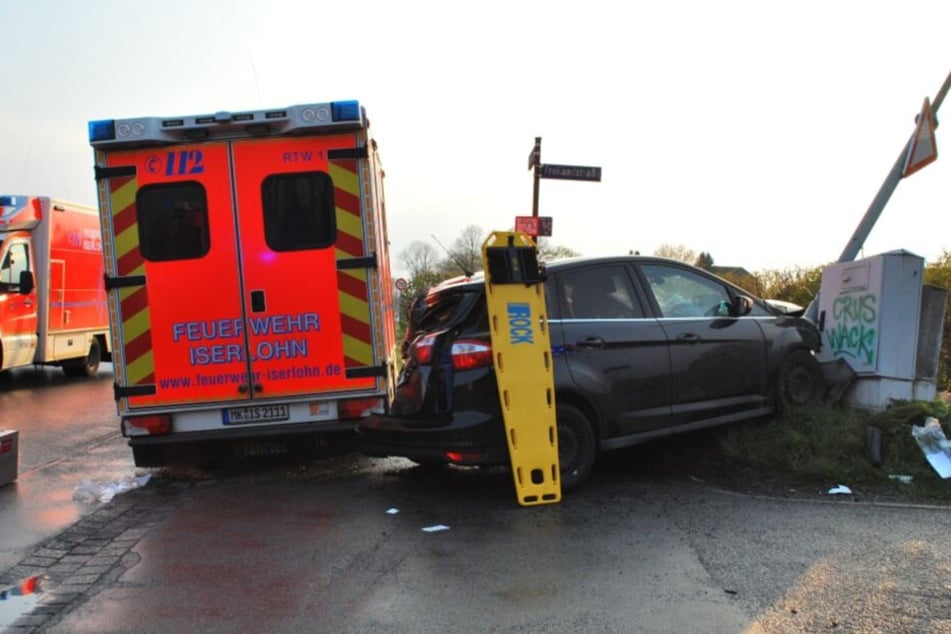 Das Auto krachte gegen einen Verteilerkasten.