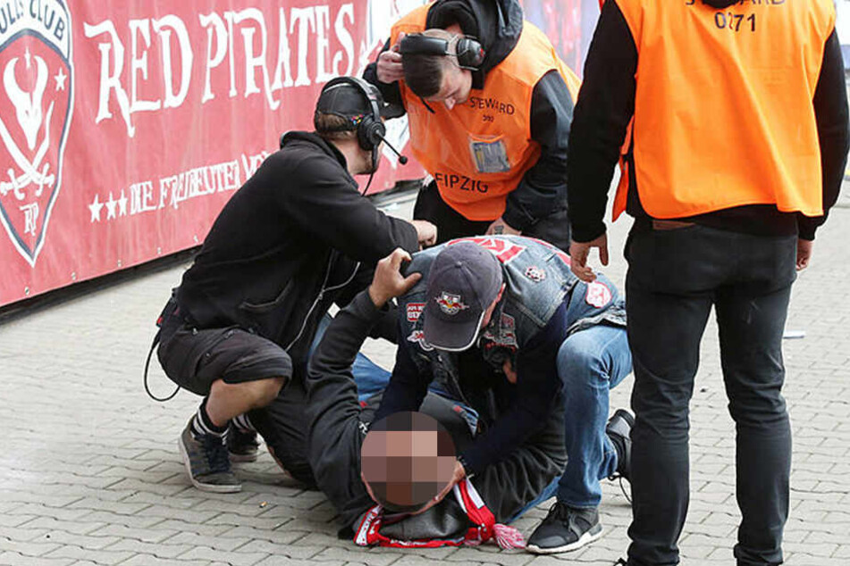 Rangnick leistete sofort Erste Hilfe, nachdem ein Fan für ein Erinnerungsfoto von der Tribüne sprang.
