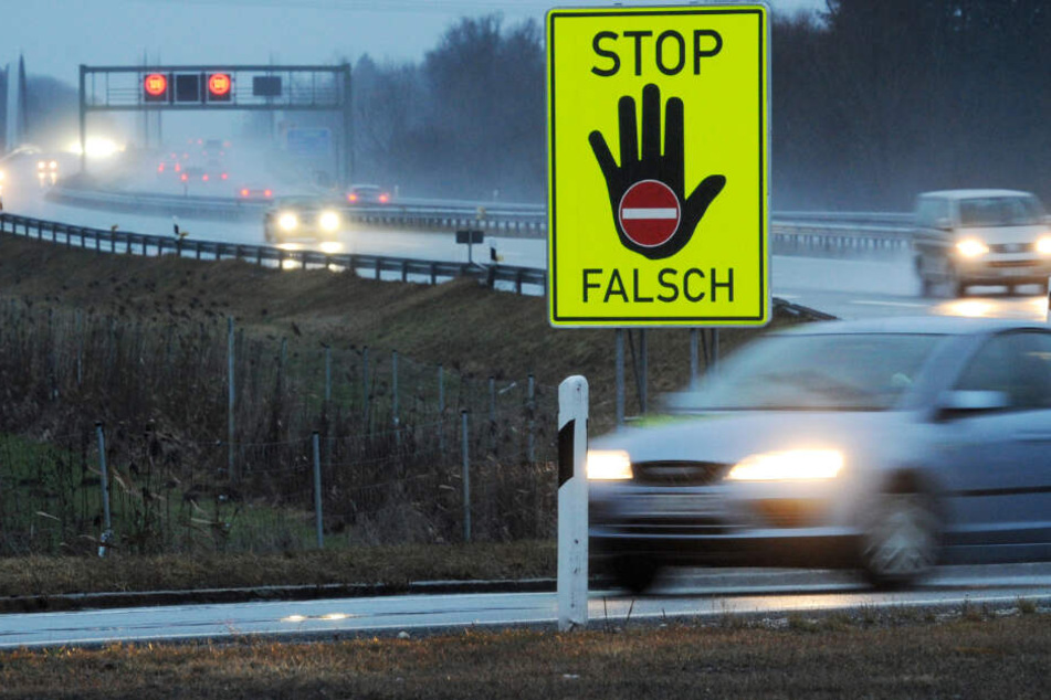 Ein Schild an einer Autobahn-Auffahrt weist Fahrer auf die Fahrtrichtung hin. (Symbolbild)