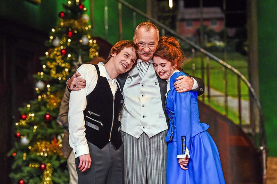 Am Ende sind alle Vorurteile überwunden: Konstantin Weber (Cedric), Wolfgang Adam (Earl) und Maria Schubert (Cedrics Mutter).