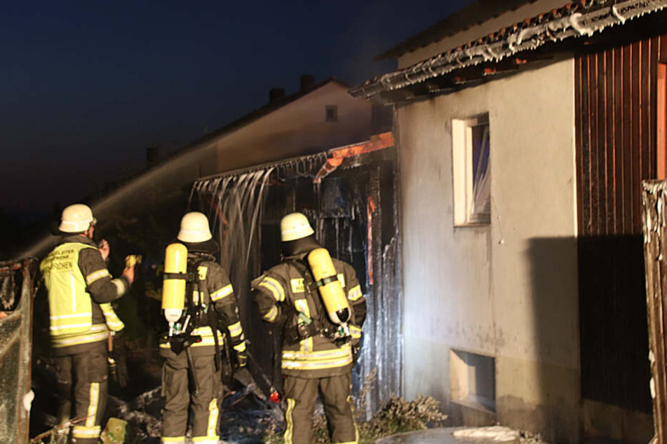 Nächtlicher EInsatz für die Floriansjünger. Die Polizei ermittelt nun, ob ein Brandstifter dahinter steckt.