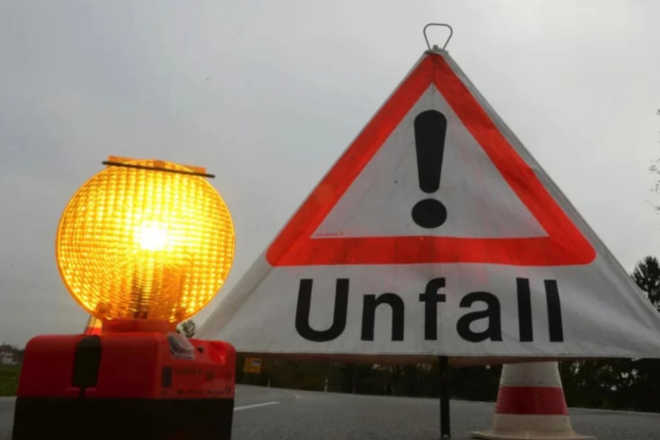 An der Unfallstelle staut es sich mittlerweile. (Symbolfoto)