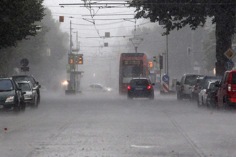 Der Deutsche Wetterdienst warnt vor Gewittern und Starkregen in Sachsen.