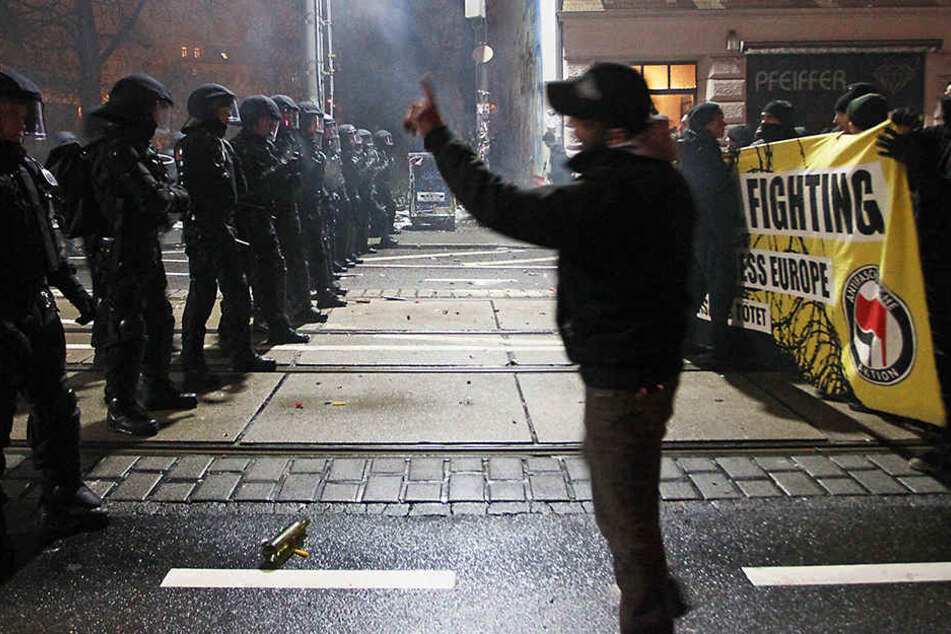 Die Polizei stoppt Spontan-Demonstranten in Leipzig-Connewitz. (Januar 2015)