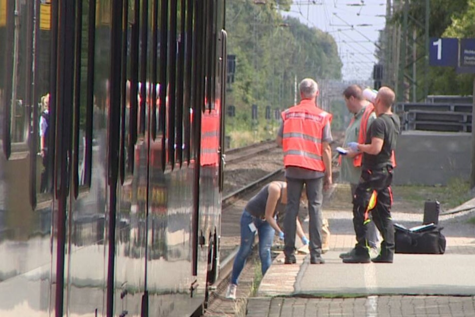 Polizeibeamte suchen am Samstag am Bahnhof in Voerde nach Spuren.