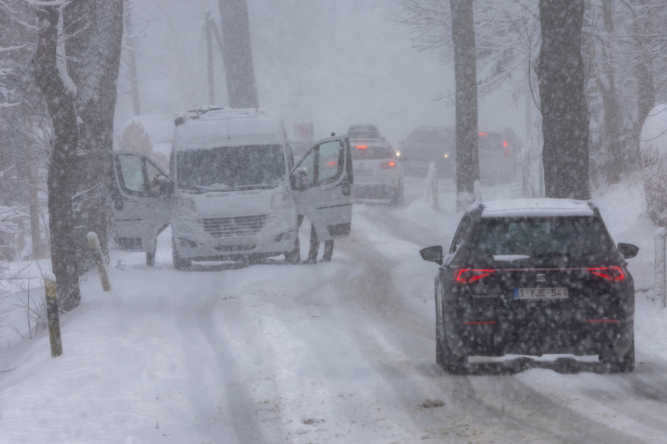 Viele Autos fahren sich in dem Schnee fest oder kommen besonders an den Steigungen ins Rutschen.