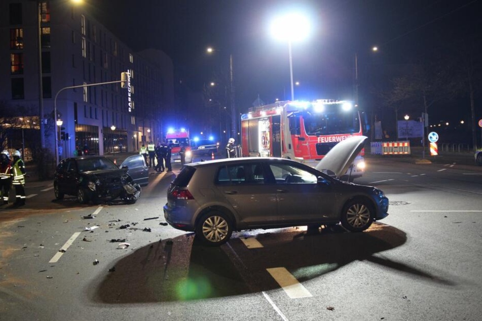 Die Autos kollidierten auf der Prager Straße.
