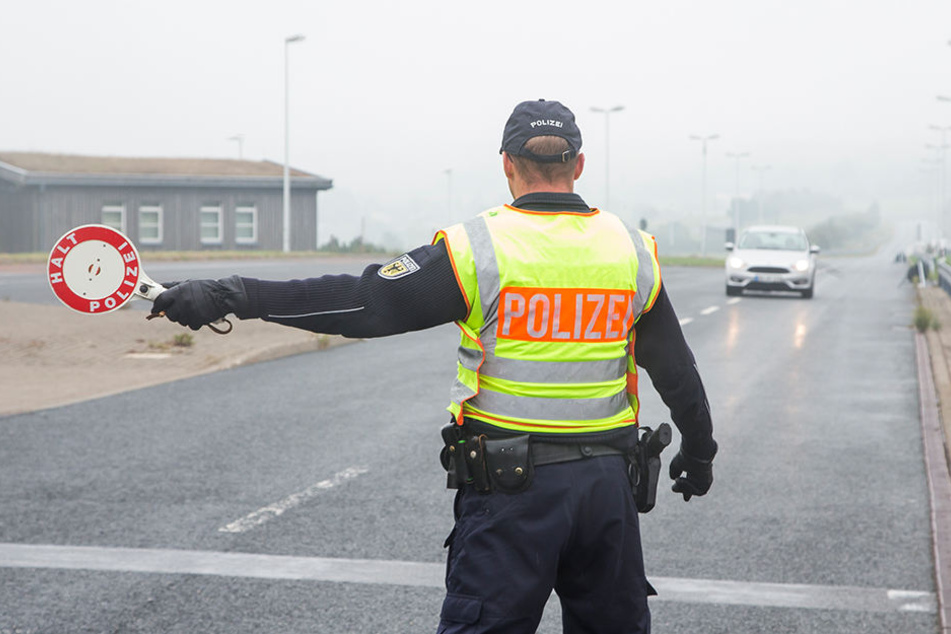 Bundespolizisten an der sächsisch-tschechischen Grenze in Zinnwald. Die versprochene Verstärkung lässt auf sich warten.