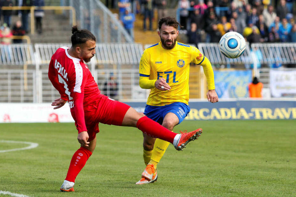Sascha Pfeffer (r., hier gegen Seref Özcan) erzielte beim 3:1 beim Berliner AK den 1:0-Führungstreffer. (Archivbild)