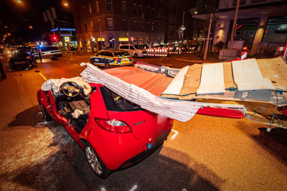 Der Mazda ist nach der Bergung der Frau durch die Feuerwehr völlig zerstört.