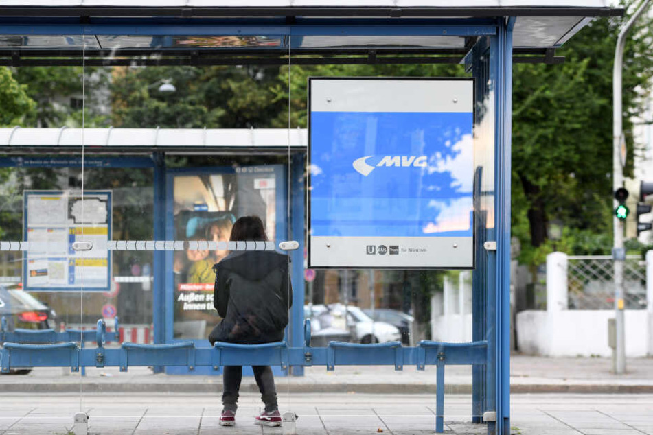 Eine Frau wartet an einer Straßenbahnhaltestelle. Bei der Münchner Verkehrsgesellschaft MVG gibt es seit den frühen Morgenstunden einen Warnstreik.