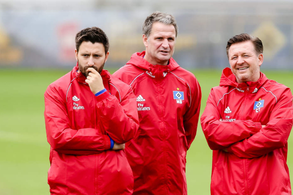 Da haben Co-Trainer Andre Kilian (von links nach rechts), Talentbegleiter Marinus Bester und HSV-Trainer Christian Titz noch gut lachen, doch beim Anblick des Trainingsplatzes an der Marineschule Mürwik vergeht ihnen schnell die gute Laune (Archivbild).