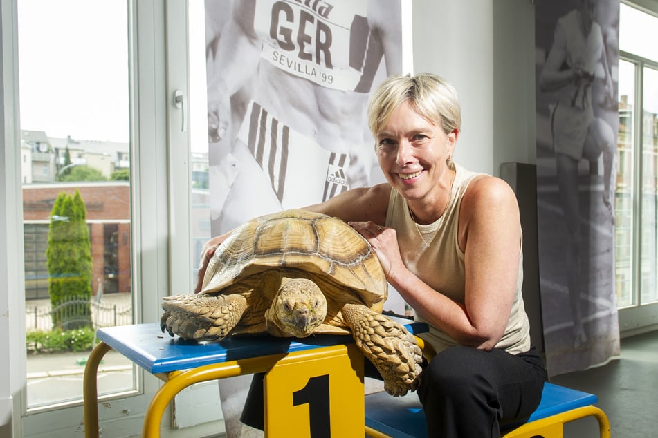 Ein unschlagbares Team: Anja Rücker (53) mit Riesenspornschildkröte Maximus (17), dem tierischen "Feel-Good-Manager" ihres Studios.