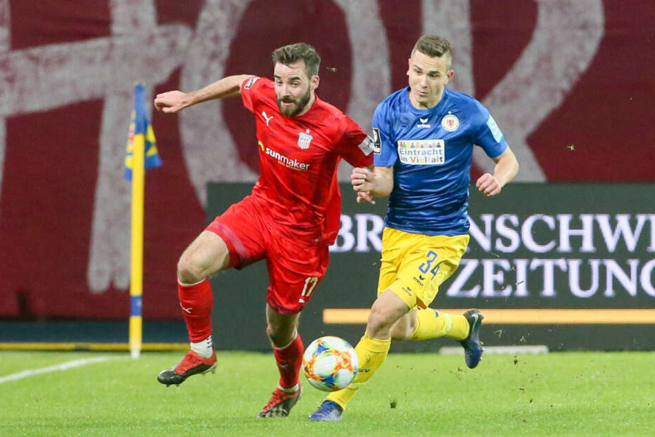FSV-Mittelfeldmann Morris Schröter im Zweikampf mit Mike Feigenspan.