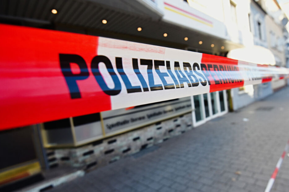 Einer der Tatorte in Hanau wurde von der Polizei abgesperrt.