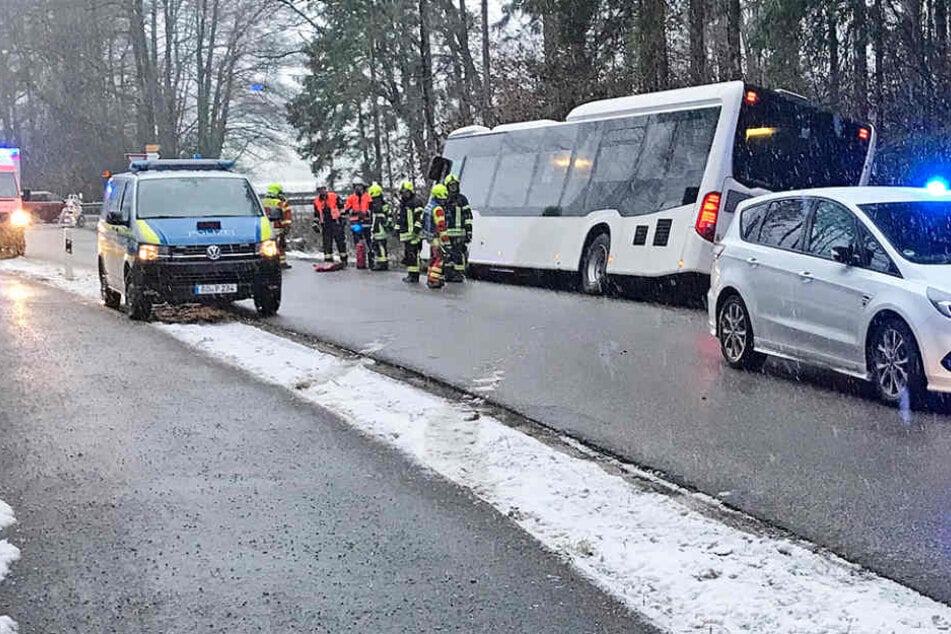 Die Rettungskräfte mussten den Insassen nach dem Unfall zur Seite stehen.