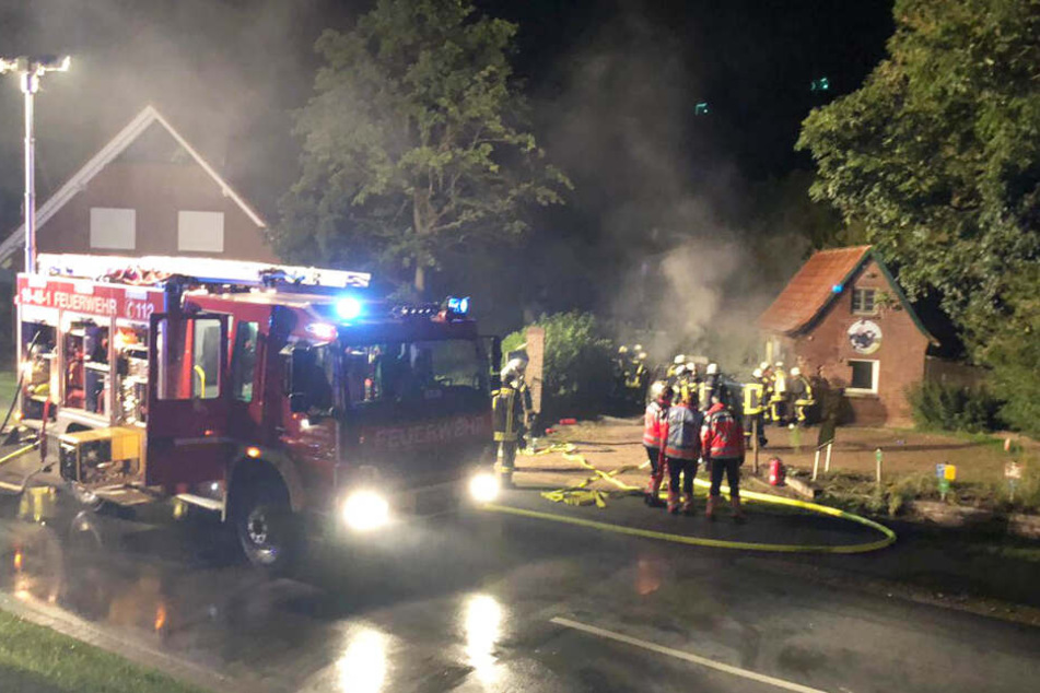 Das Auto krachte gegen eine Milchtankstelle und fing Feuer.