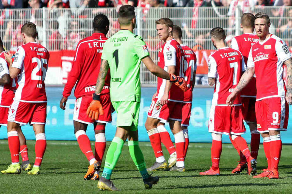 Die Mannschaft versammelt sich nach dem Schlusspfiff.