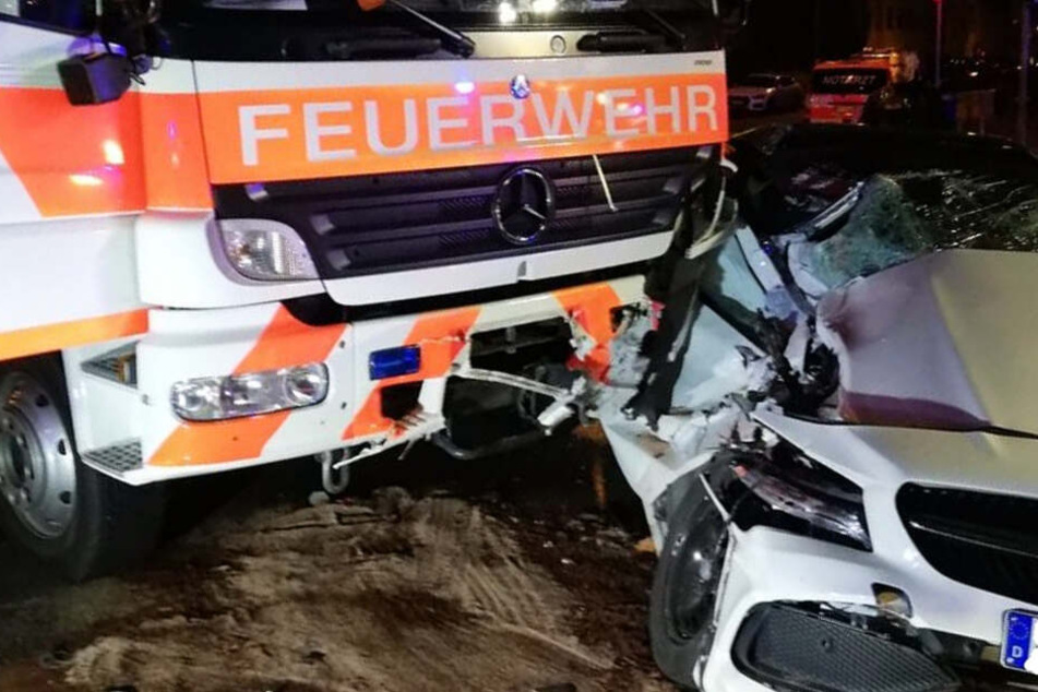 Das Feuerwehrauto rammte den Mercedes an der Beifahrerseite.