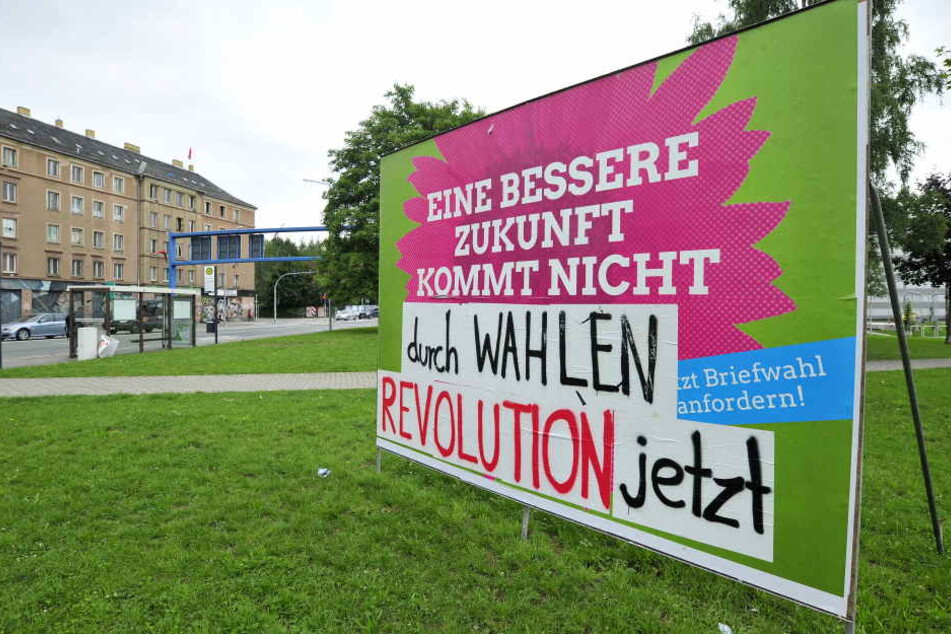 Ein überklebtes Wahlplakat der Grünen an der Leipziger Strasse / Konkordiapark.