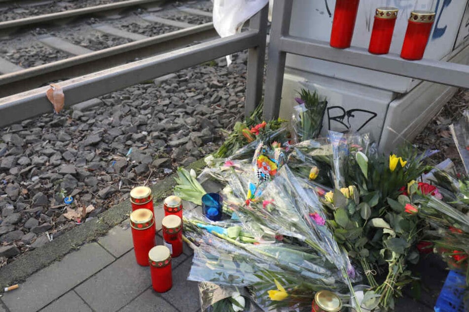 Am Unglücksort haben Trauernde viele Blumen und Kerzen abgestellt.